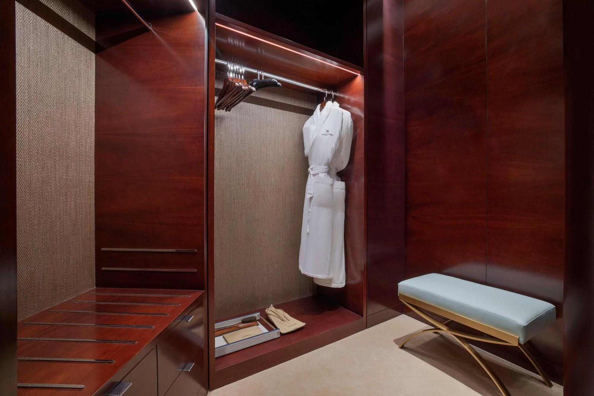Waldorf Astoria Doha Lusail Екстер'єр фото A bathrobe in a hotel room